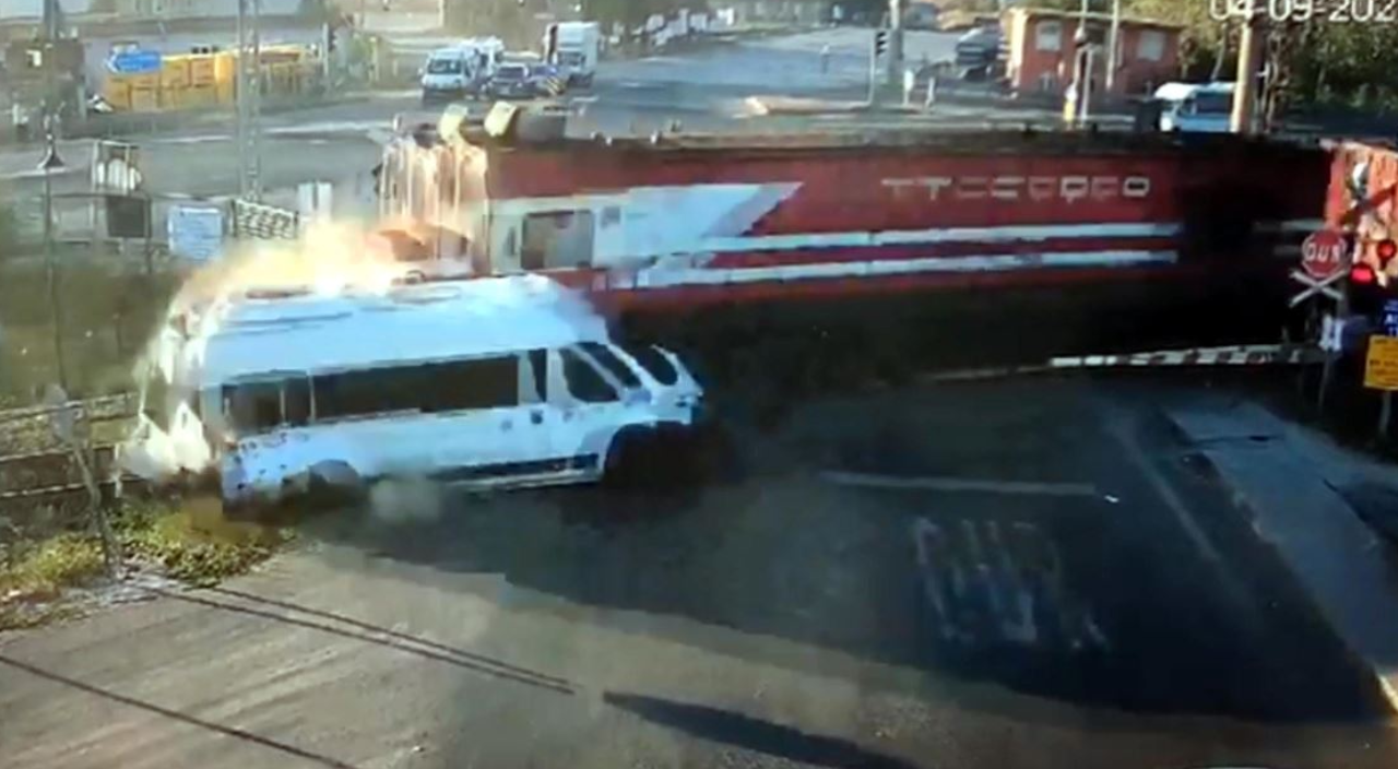 Tekirdağ'da trenin çarptığı servisin sürücüsü tutuklandı